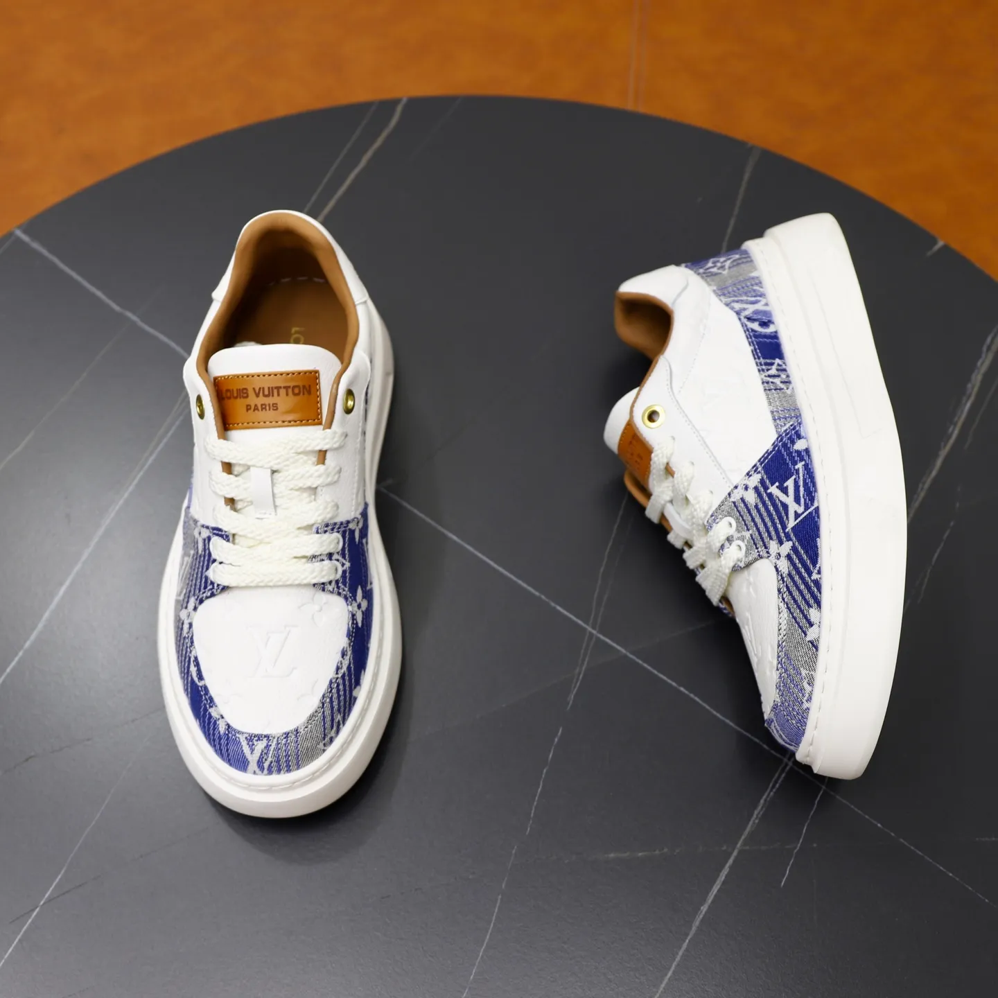 Ex-factory price: 480💰🙅‍♂️🙅‍♂️🙅‍♂️ Brand: LV Louis Vuitton Standard code: 38-44 (45 customized) Grade: Same as the official website Material: Original fabric Comfortable cowhide lining Increased lightness, wear-resistant and soft outsole Style category: Men's fashionable casual shoes Running sneakers Distinguished luxury brand elements Top luxury Color: actual picture color